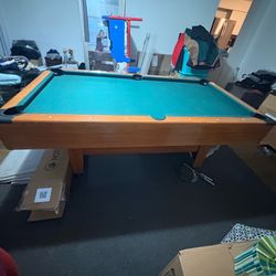 Pool table w/2 pool sticks and balls
