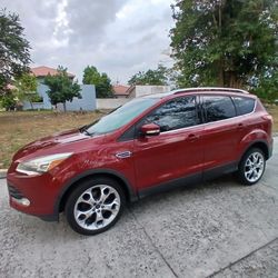     Well Maintained Red Ford SUV – Ready to Drive