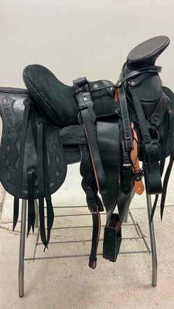 Montura charra de cuero con fuste forrado