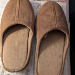 Men's Slippers Size10 1/2  Brand New Never Worn $8