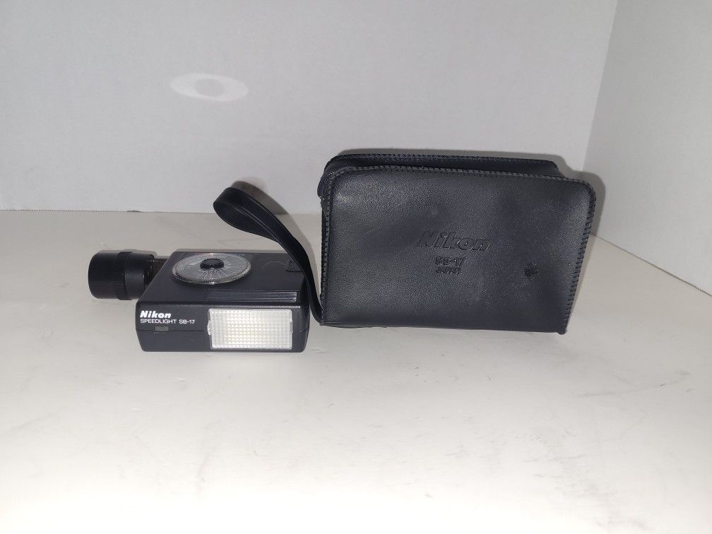 Nikon SB-17 SPEEDLIGHT Shoe Mount Flash w/Pouch