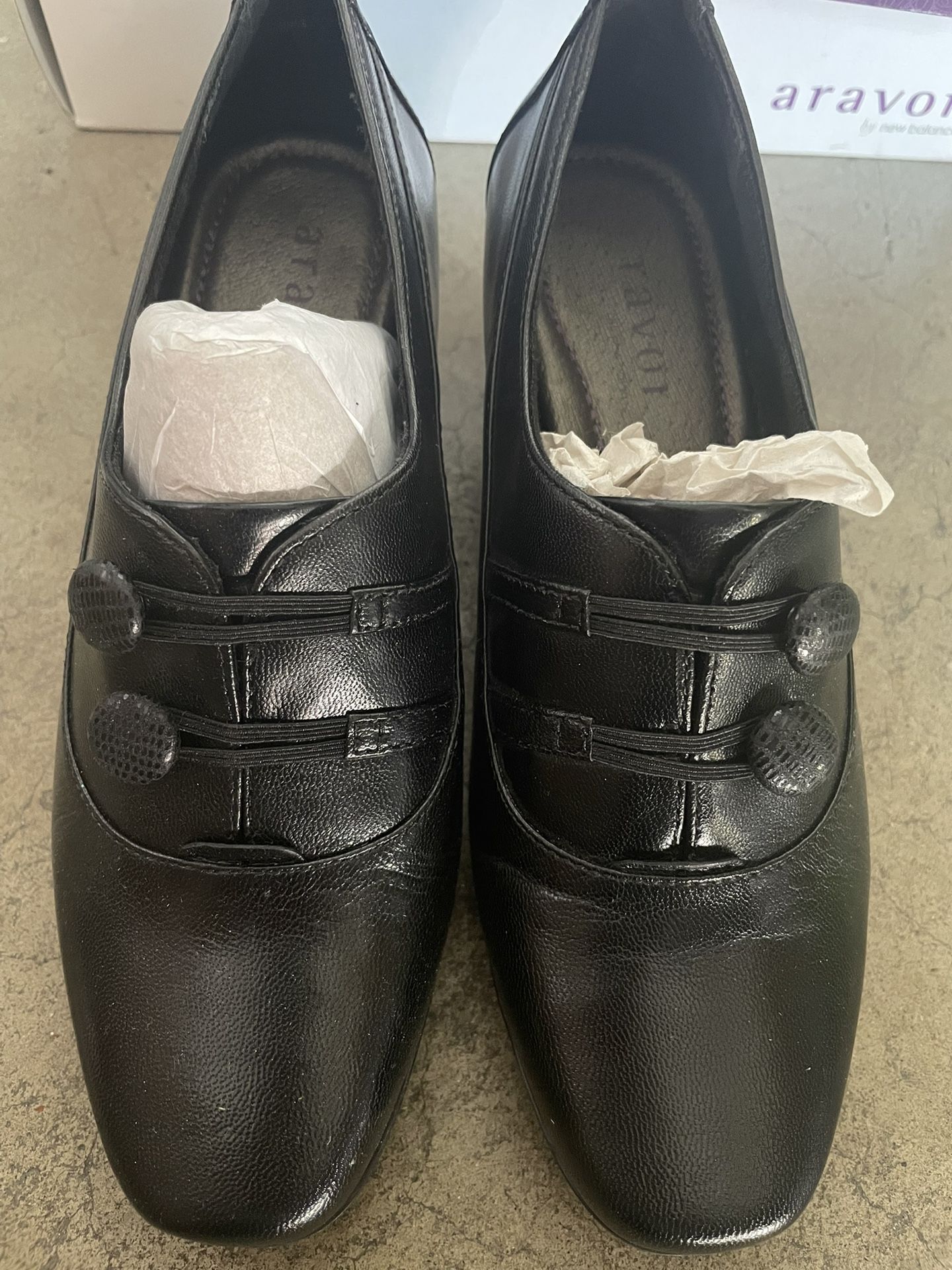 Aravon Elsa AAE06BK Women’s Black Leather Pumps with Button Details, size 5.5 B
