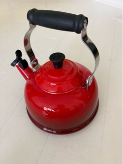 Le Creuset Enamel On Steel Whistling Tea Kettle, 1.7 qt.