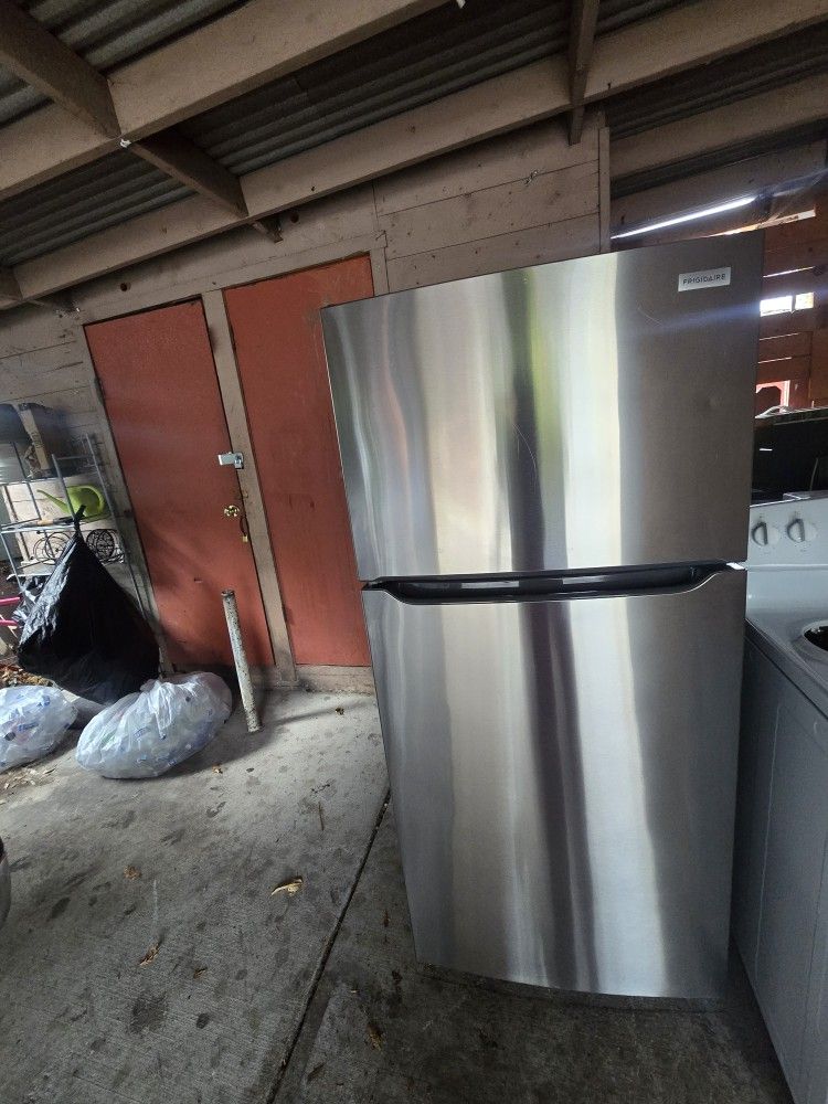 frigidare fridge stailess Steel