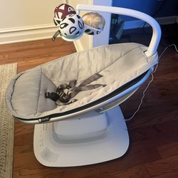 4moms Mamaroo- Almost New Comes With Newborn Insert