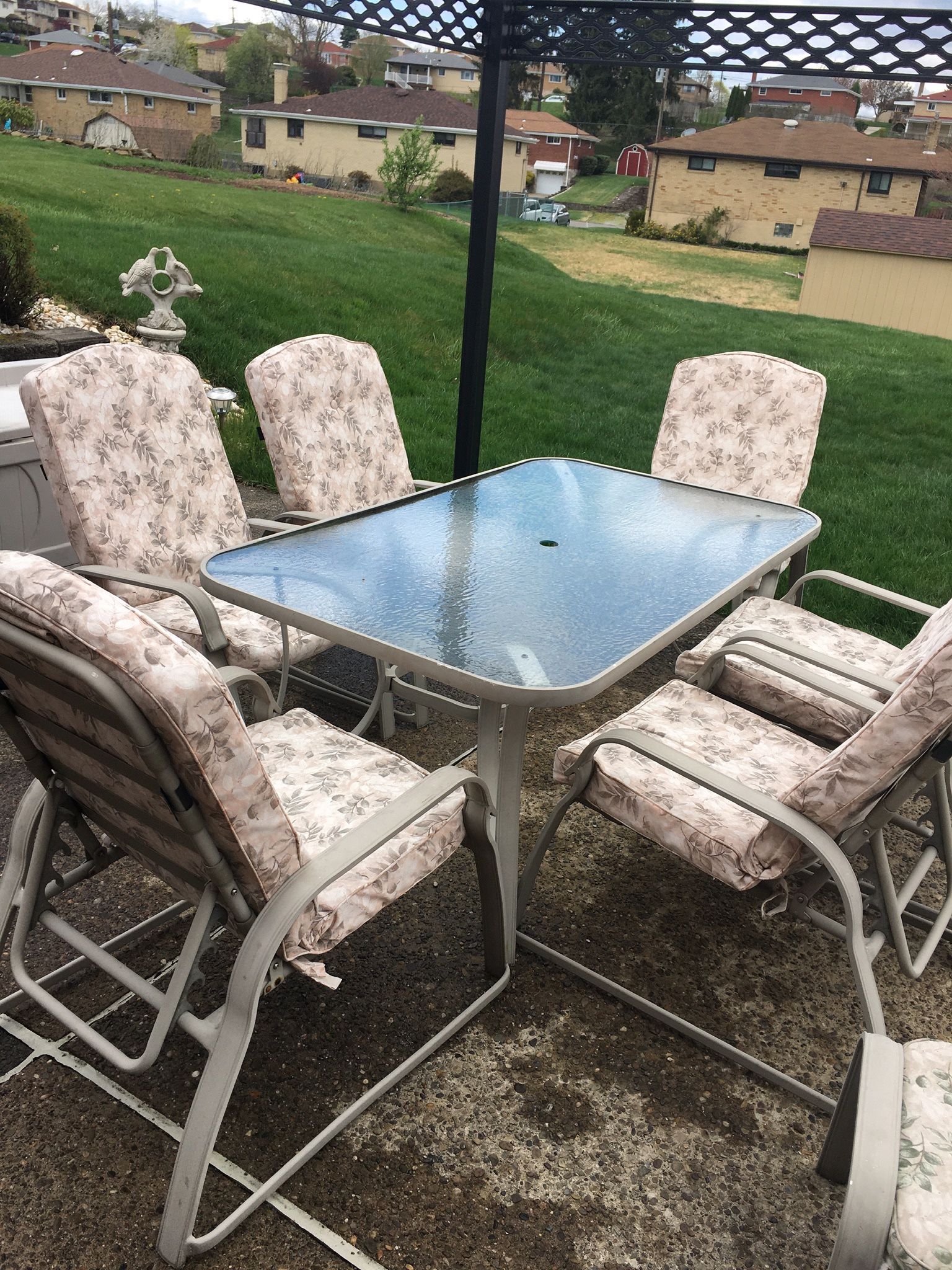 Patio Set  6 Adjustable Chairs In Good Shape