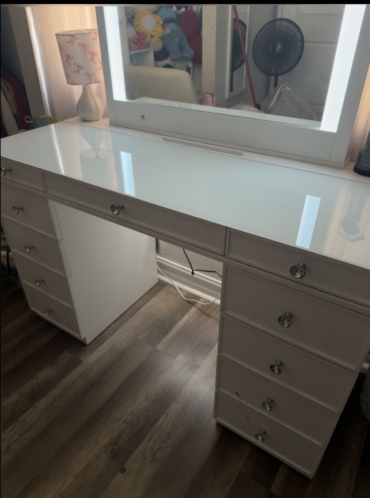 Vanity dresser