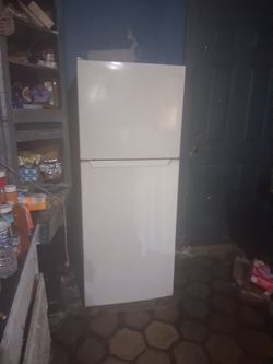 18 cubic feet refrigerator with top freezer