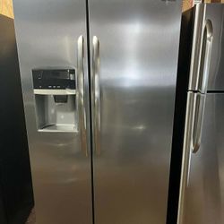 Refrijerador Frijidaire Doble Puerta 36 Pulgadas De Ancho Y Estufa Frijidaire De Gas 5 Quemadores De Gas 