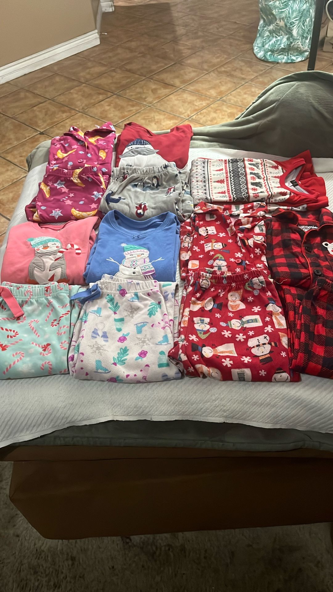 2 Pieces Pajama Set Girls Size -7/8 All Long Sleeve (Total 8 Pieces With Top And Bottom All Same Size Inner Fleece( Top And Bottom 2 Pieces-7Dollars