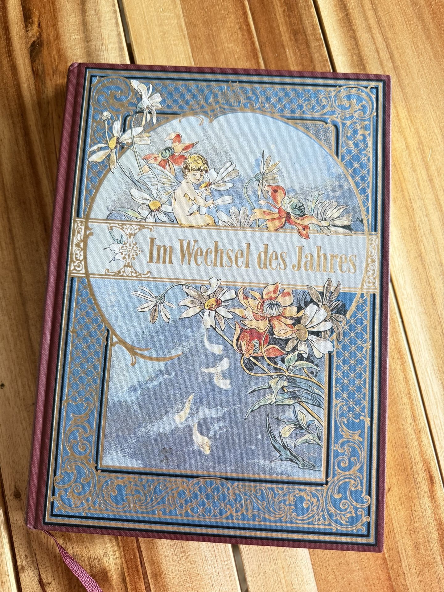 Antique Vintage Beautiful German book titled 'Im Wechsel des Jahres'