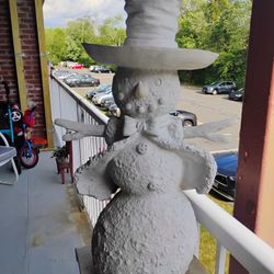 ☃️ SNOWMAN BIRD BATH/ 26" HIGH/ A  FEW  CHIPS ON IT BUT ITS IN GOOD CONDITION/Reasonable Offers Welcome  