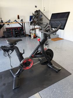 2019 Well Used Peloton Original Bike with Bike Pad - Oakland, FL