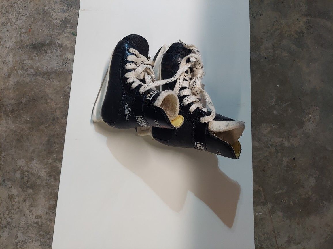 NICE SIZE 11 CCM SKATES