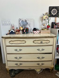 Vintage French Provincial 4-Drawer Dresser / Chest