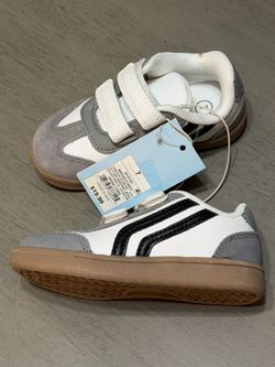 Cat & Jack Dakota White & Gray w/ Black Accent Shoes Size 7 NWT