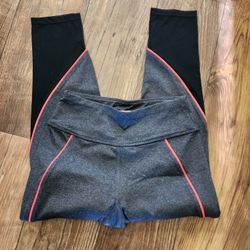 NWOT MESH BETSY JOHNSON PERFORMANCE MID CALF LEGGINGS BODY SHAPING BLACK & ORANGE XS