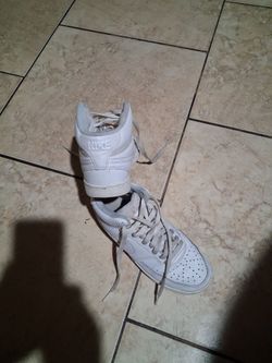 Nike high top sneakers women size 6.5 in good condition