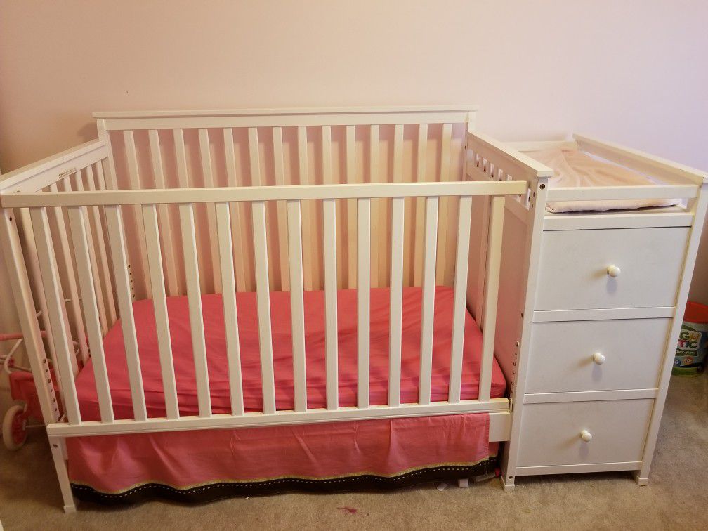 Crib, day bed, changing table, 4 in 1 combo