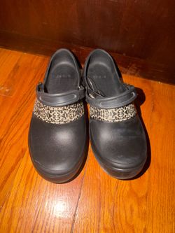 Size 9 mercy work crocs