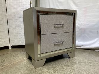 ASHLEY Linnox Silver 2-Drawer Nightstand w/ Mirror Trim