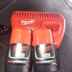 Baterías Milwaukee M12 Con Cargador 