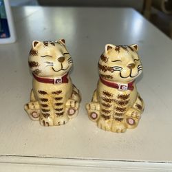 Ceramic cat salt and pepper shakers
