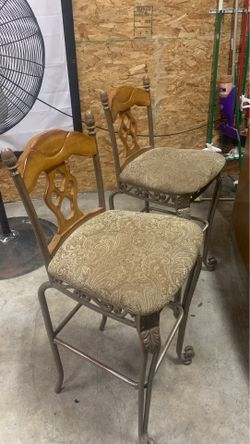 2 metal chairs with cushion
