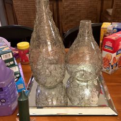 Waited vases, very artistic they like daisies on there and they’re all done by wire is his antique. They are sold separately.