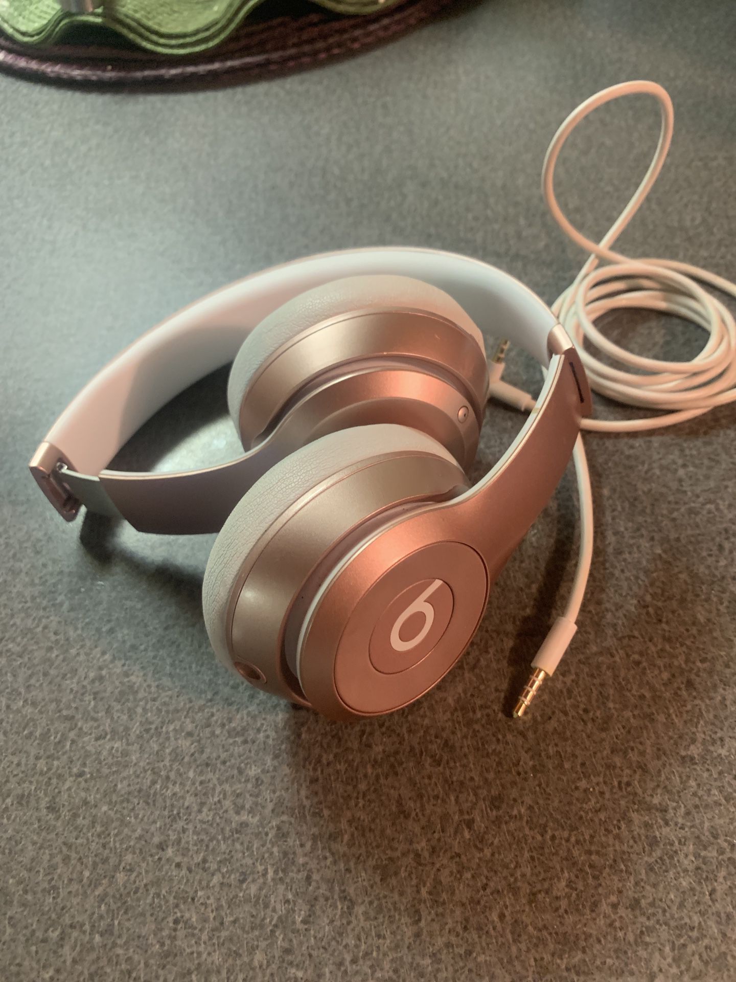 Beats Solo wireless headphones / rose gold