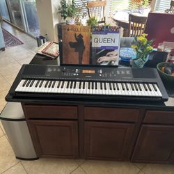 Yamaha Psr-ew300 Electric Piano With Power Supply And 2 Piano Learning Books