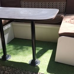 RV U Dinette Set With Table