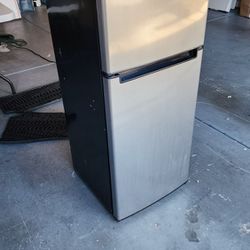 Magic Chef 2-Door Mini Refrigerator, with Freezer


