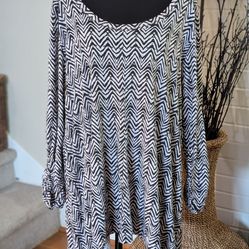 Chic and flattering Premise tunic top in size XXL featuring a bold black and white abstract chevron print. This flowy swing-style blouse has a relaxed