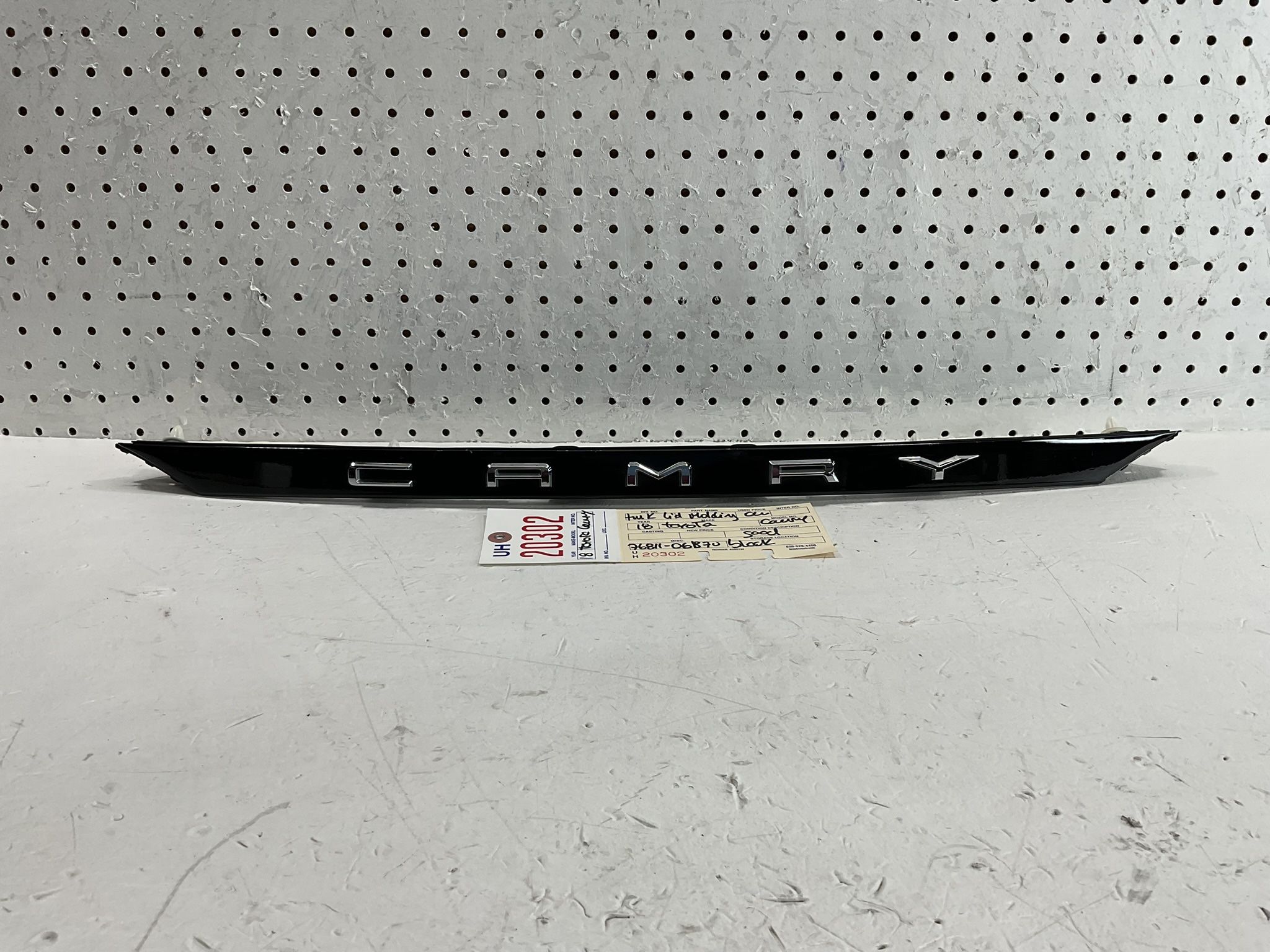 2018 2023 TOYOTA CAMRY REAR TAILGATE BADGE TRIM OEM 76811 06B70