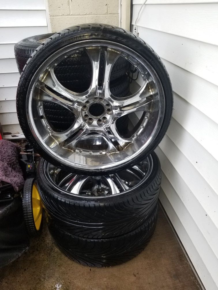 They are 3 wheels 245/30 R 22 with 5-hole universal rims in good condition price 300 no less interested text please