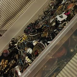 Costume jewelry for arts and crafts, or making jewel other jewelry some of it wearable most of it is wearable, random pieces, costume jewelry, bulbulk