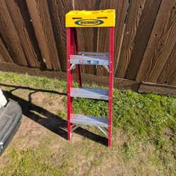 Werner 4ft fiberglass Ladder (NEW)