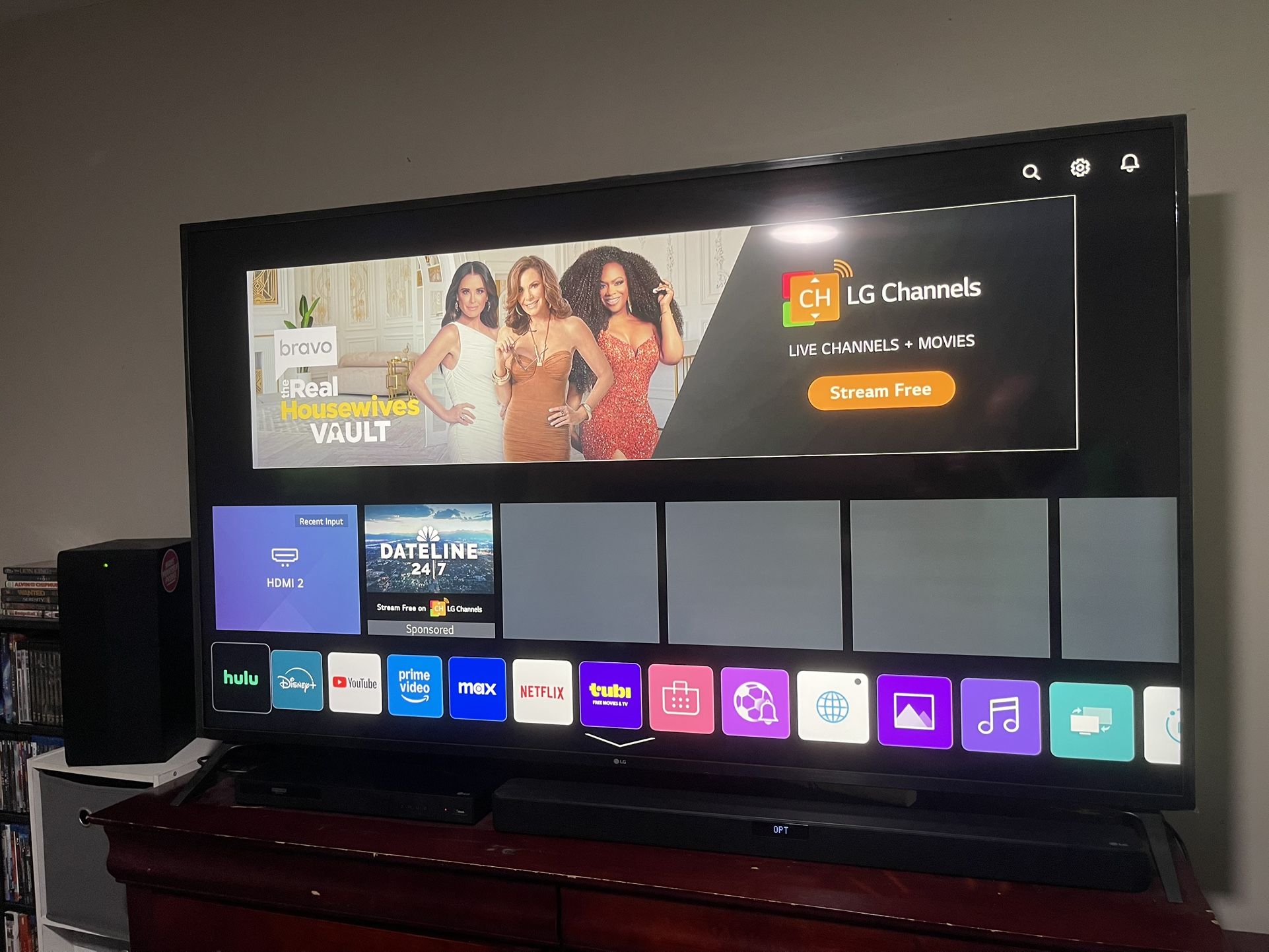 LG 70” 4k LED TV And soundbar With Subwoofer 300 Obo