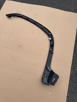 Rivian R1T 2022 front right fender arch flare moulding