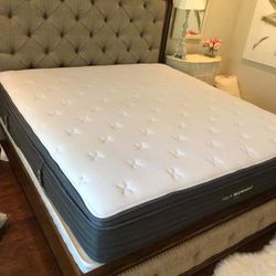 Helix Luxe Midnight King Mattress. Like New, Perfect Condition