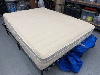 Queen Mattress - Helix Birch Luxe Like New, perfect condition