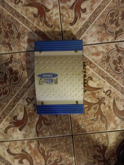 Jensen 220 Watt Mosfet Audio Amp  Push 10 And 12 Inch Woofers Easy For Its Power Or For Highs And Mid Range Asking $100 Or Best Offer Or Trade Of Equa