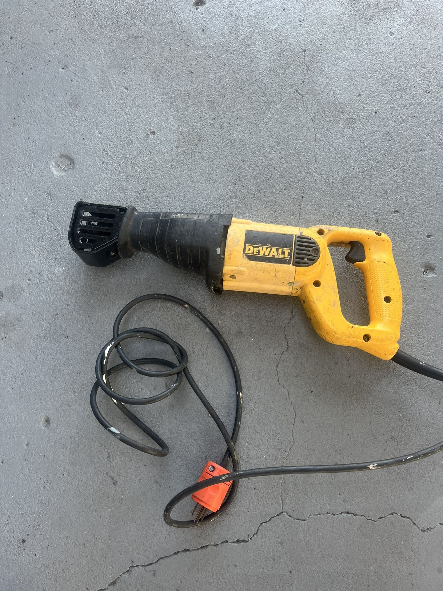 DEWALT ELECTRIC SAW