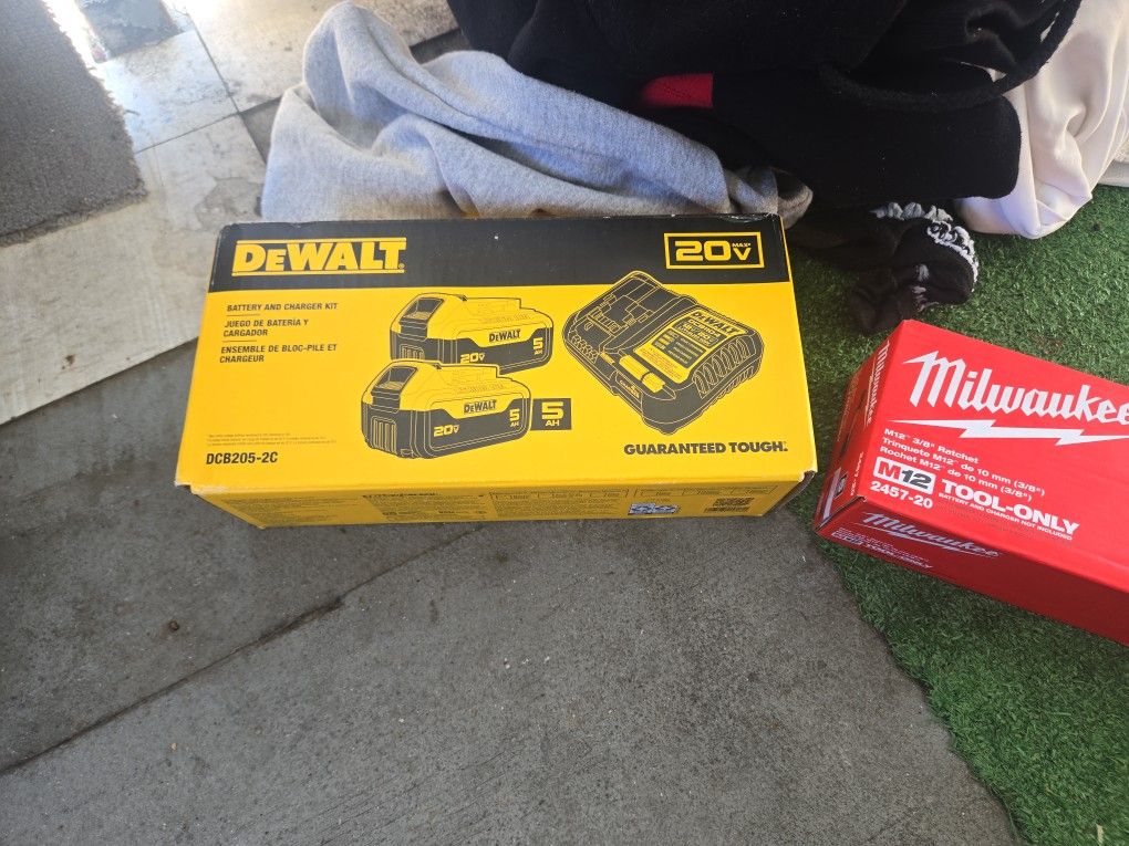Dewalt 20v Batteries And Charger 