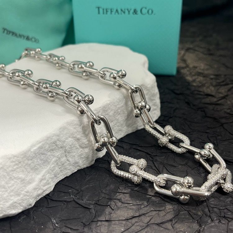 Cuban stepped necklace with horseshoe buckle