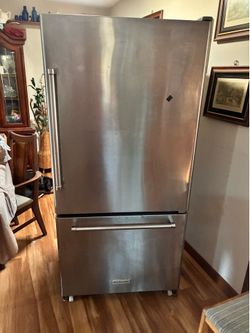 Refrigerator with bottom drawer freezer