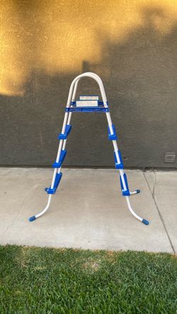 Pool ladder