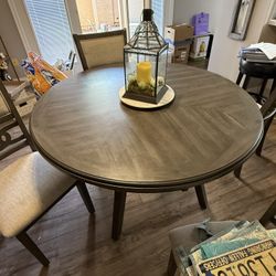 Like New Round Dinning Room Table/ 4 Chairs