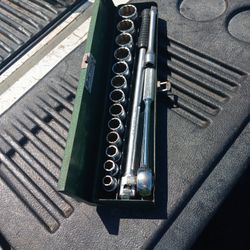 S- K Socket Sey7/16 To1/1/4 Standed Sockets With Breaker Bar And Exstention Retails For $399.00 1/2 Inch Drive